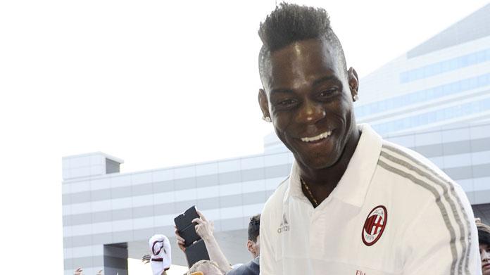 balotelli sorride milan settembre 2015 ifa
