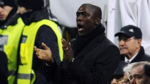 Seedorf, che aggancio col mocassino: giocatori a bocca aperta! – VIDEO