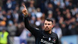 Atalanta-Sassuolo, il gol del 2-1 di Petagna convalidato dal Var tra le polemiche