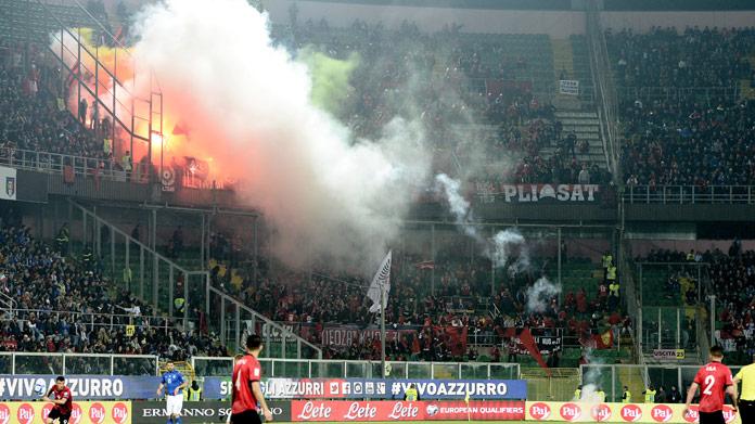 italia albania tifosi fumogeni