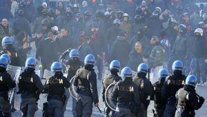 Lazio-Roma, scene da guerriglia nel pre-gara: poliziotto colpito alla testa
