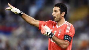 Buffon premiato come miglior portiere dell’ultima Champions – FOTO