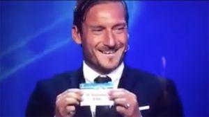 Totti estrae il Barcellona nel gruppo della Juventus e scoppia a ridere – VIDEO