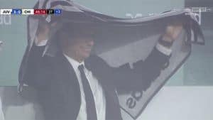 Allegri è una comica: piove a dirotto e si copre con l’asciugamano da aerosol – VIDEO