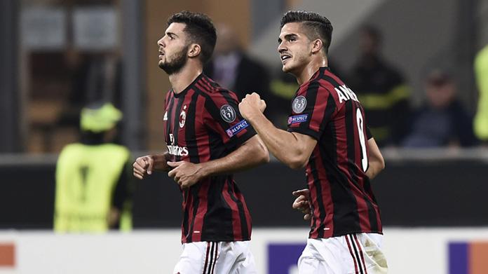 Cutrone ed André Silva festeggiano un gol del Milan