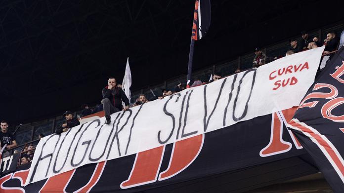 milan tifosi striscione berlusconi settembre 2017
