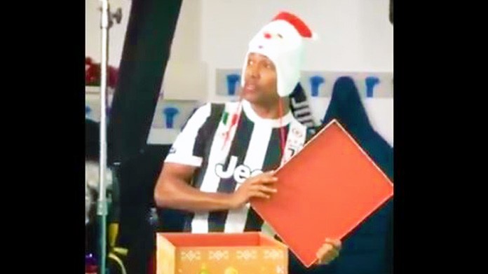 Auguri Di Natale Juventus Video.Douglas Costa Ha Un Pacco Sospetto Matuidi Svela Il Natale Juve Video Calcio News 24