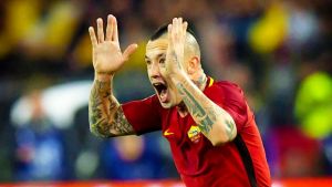 Roma, Nainggolan battibecca con un tifoso: «Noi esaltati? Ma se…»