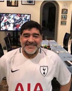 Juventus, Maradona con la maglia del Tottenham: è un fake? - FOTO 34 maradona tottenham