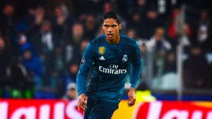 Clasico, Varane: ginocchio distrutto, mostra le foto
