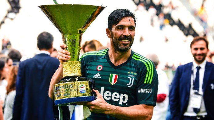 buffon premiazione scudetto juventus maggio 2018
