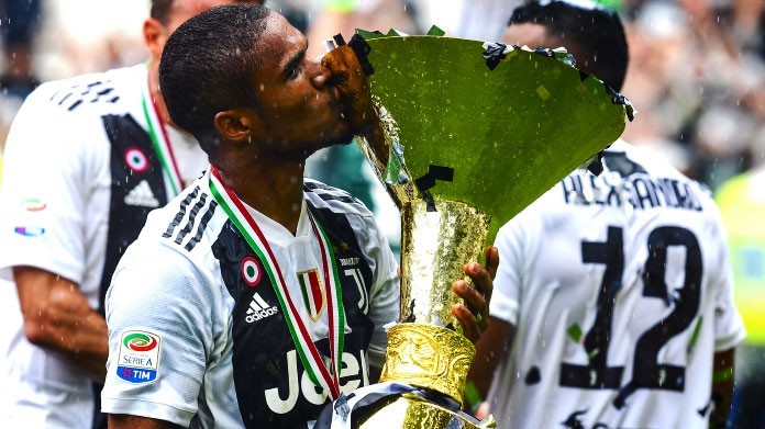 douglas costa premiazione scudetto juventus maggio 2018