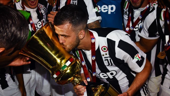 Pjanic juventus premiazione coppa italia maggio