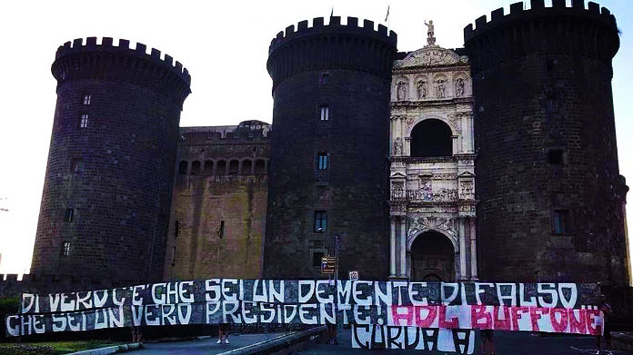 napoli striscione de laurentiis maschio angioino