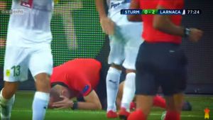 Arbitro colpito alla testa durante il match Sturm Graz-Larnaca – VIDEO