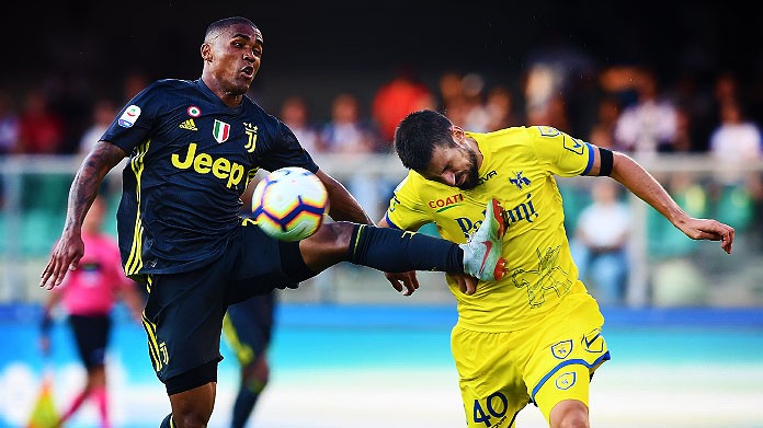 Douglas costa tomovic chievo juventus agosto
