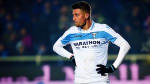 Lazio-Chievo, espulso Savic: brutto calcione a Stepinski – VIDEO