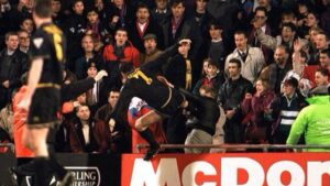 Cantona aggredisce un tifoso del Crystal Palace – 25 gennaio 1995 – VIDEO