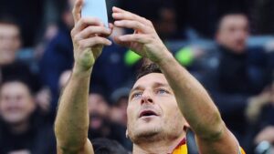 Il selfie di Totti nel derby di Roma – 11 gennaio 2015 – VIDEO