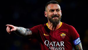Roma, è De Rossi-mania sui social: «Ma quale allenatore, giochi altri 10 anni»