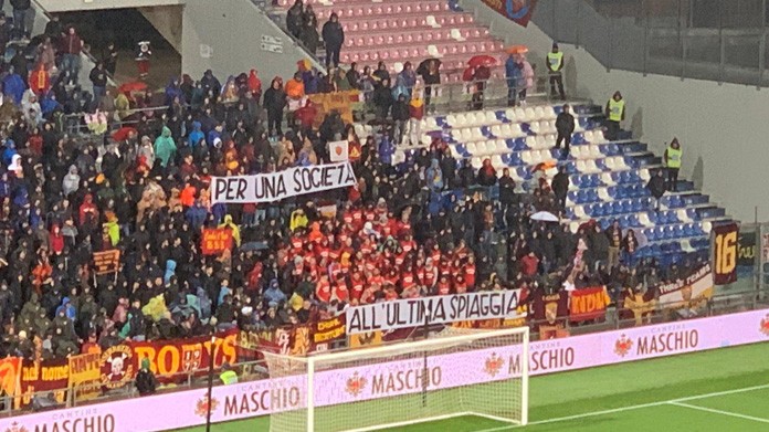 striscione roma contestazione tifosi