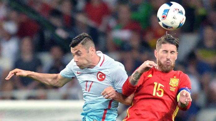 sergio ramos burak yilmaz spagna turchia 2016