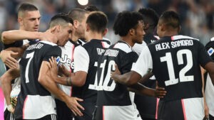 PAGELLE Juventus Hellas Verona: Dybala in palla, male Gunter VOTI