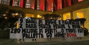 Roma, striscione contro Pallotta: «9 anni di bugie e figuracce» 34 EbEHTkSXgAEjI43
