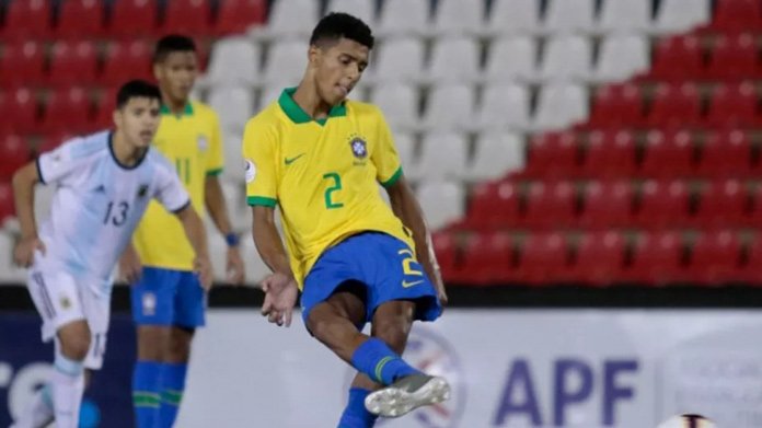 Vinicius Tobias con la maglia del Brasile nel Sudamericano U15 (foto CBF)