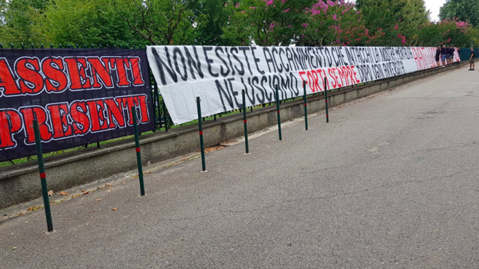 Striscione tifosi milan 2