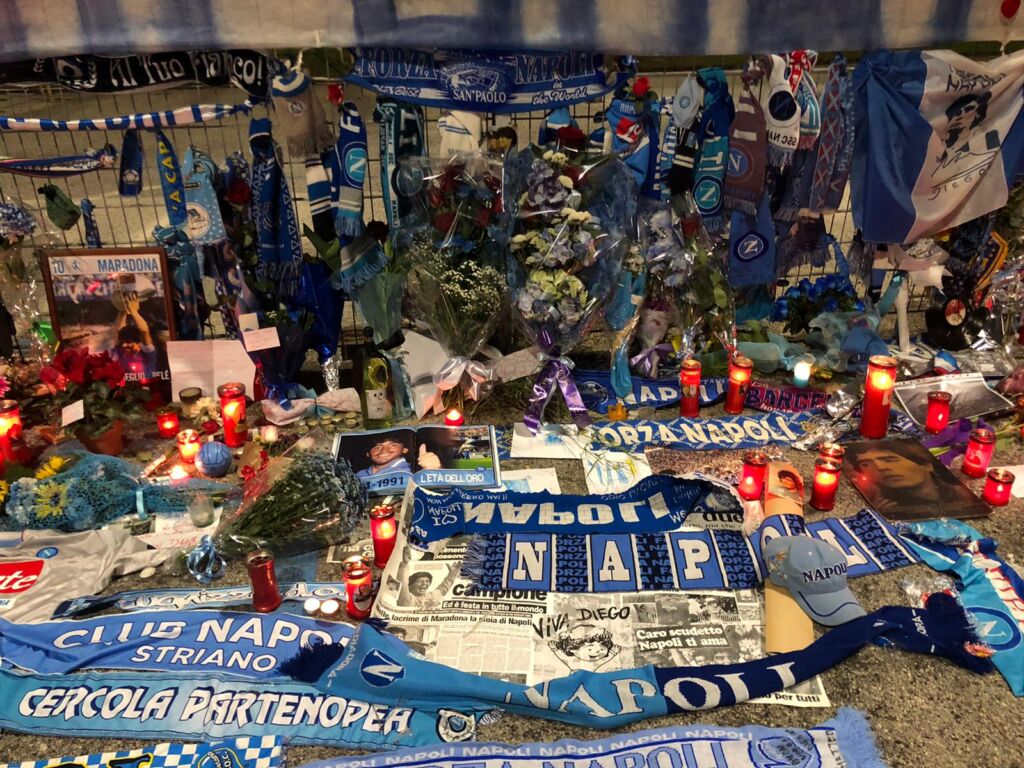 Addio Maradona: il memoriale da brividi dei tifosi del Napoli fuori dal San Paolo - FOTO 47 WhatsApp Image 2020 11 27 at 09.56.07