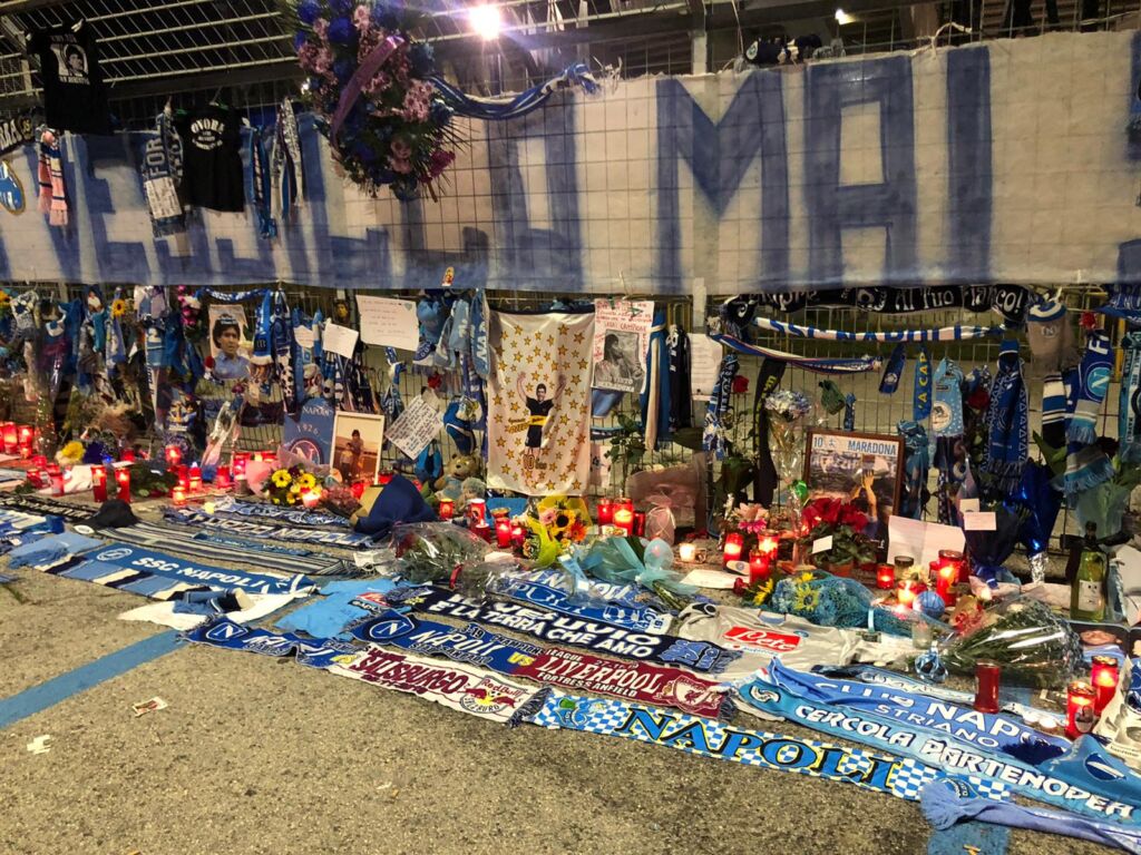 Addio Maradona: il memoriale da brividi dei tifosi del Napoli fuori dal San Paolo - FOTO 45 WhatsApp Image 2020 11 27 at 09.56.08 1