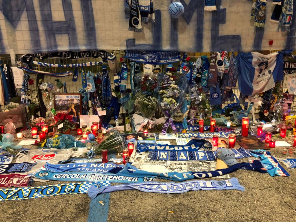 Addio Maradona: il memoriale da brividi dei tifosi del Napoli fuori dal San Paolo - FOTO 46 WhatsApp Image 2020 11 27 at 09.56.08