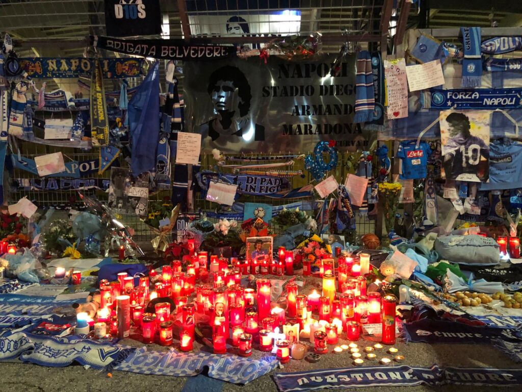 Addio Maradona: il memoriale da brividi dei tifosi del Napoli fuori dal San Paolo - FOTO 44 WhatsApp Image 2020 11 27 at 09.56.09