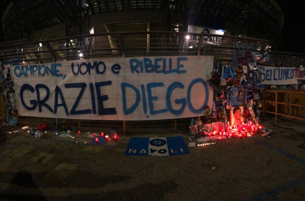 Addio Maradona: il memoriale da brividi dei tifosi del Napoli fuori dal San Paolo - FOTO 48 WhatsApp Image 2020 11 27 at 09.57.33