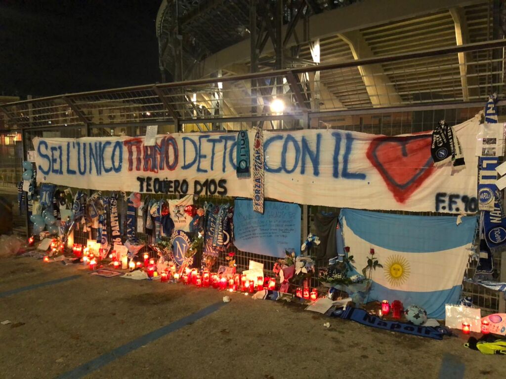Addio Maradona: il memoriale da brividi dei tifosi del Napoli fuori dal San Paolo - FOTO 49 WhatsApp Image 2020 11 27 at 09.57.43