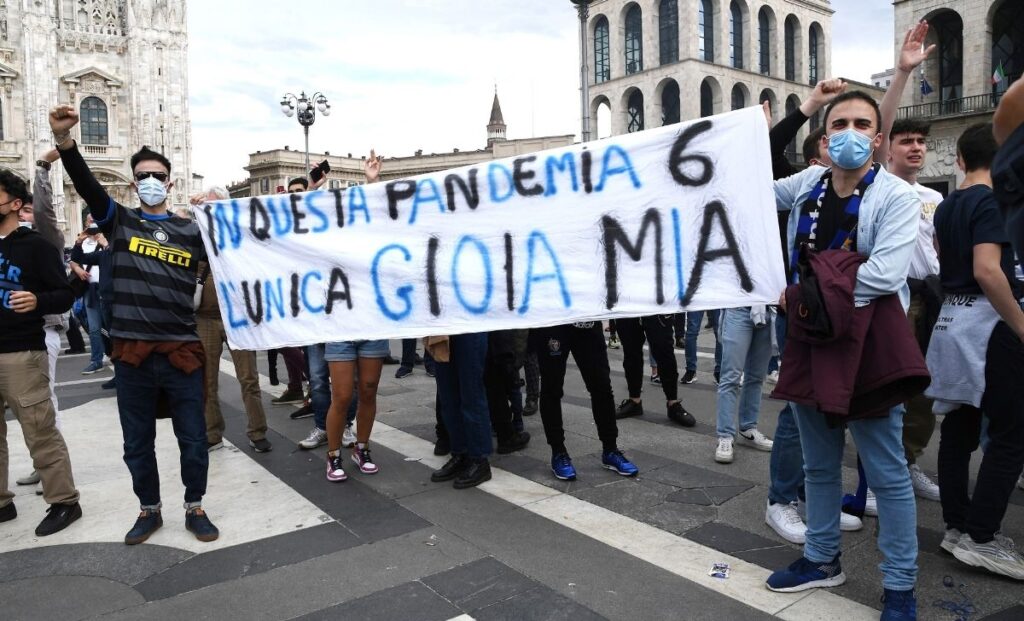 Festa Scudetto Inter: delirio in Piazza Duomo - FOTOGALLERY 3 52b08f17 153d 42b7 be28 a77dbe4fd079