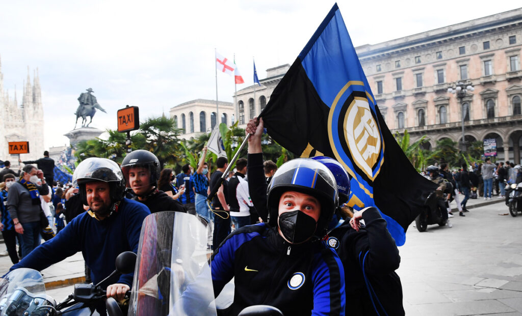 Festa Scudetto Inter: delirio in Piazza Duomo - FOTOGALLERY 1 festeggiamenti tifosi inter