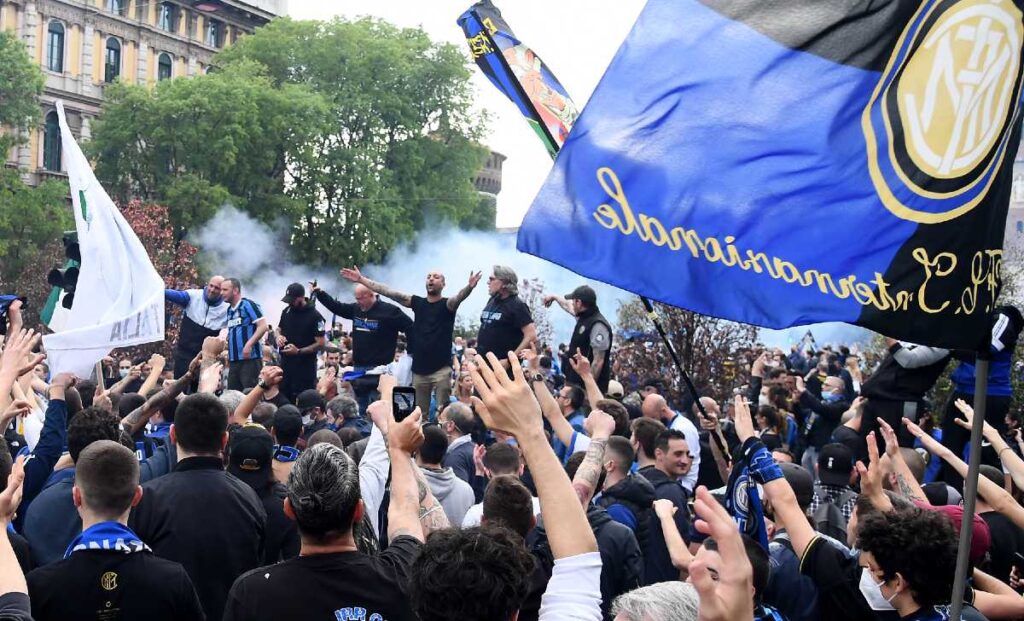 Festa Scudetto Inter: delirio in Piazza Duomo - FOTOGALLERY 8 Inter