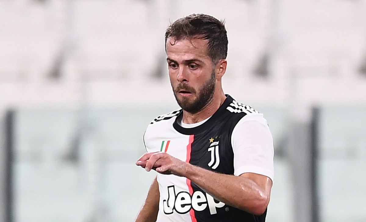 Ritiro Pjanic, l’ormai ex centrocampista ha deciso di appendere gli scarpini al chiodo. Ha già deciso cosa fare in futuro Ritiro Pjanic, l’ormai ex centrocampista ha deciso di appendere gli scarpini al chiodo. Ha già deciso cosa fare in futuro
