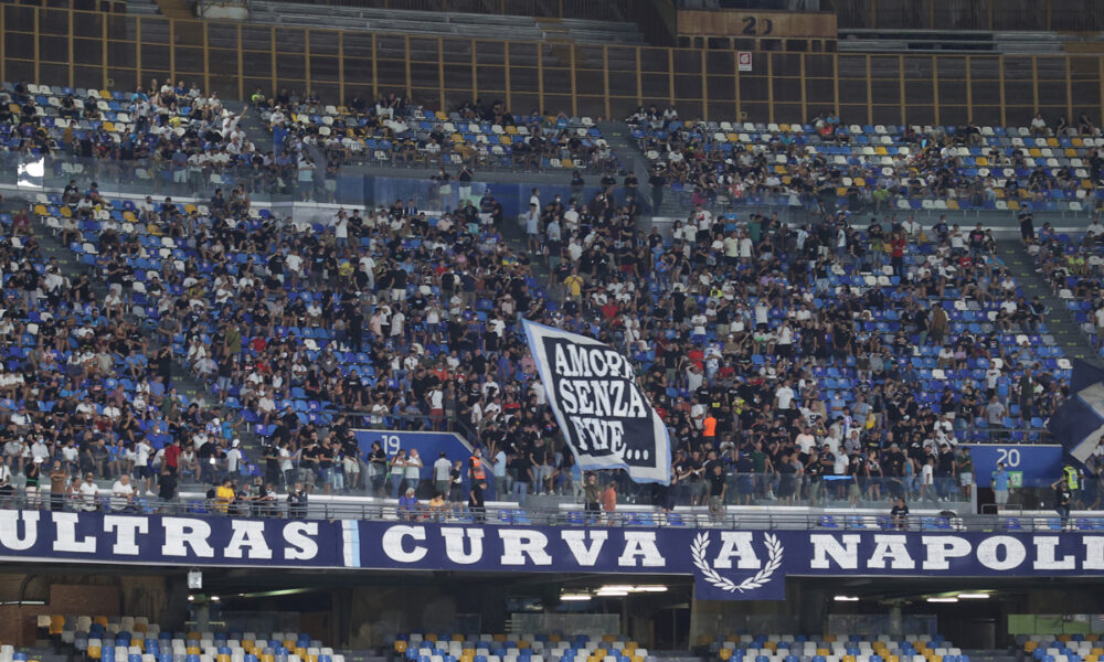 Supercoppa al Napoli, Nino D’Angelo orgoglioso: «Quasi come quando abbiamo vinto lo scudetto. Festeggiare con la mia canzone? Sensazione fortissima. Futuro? Non è vietato sognare»