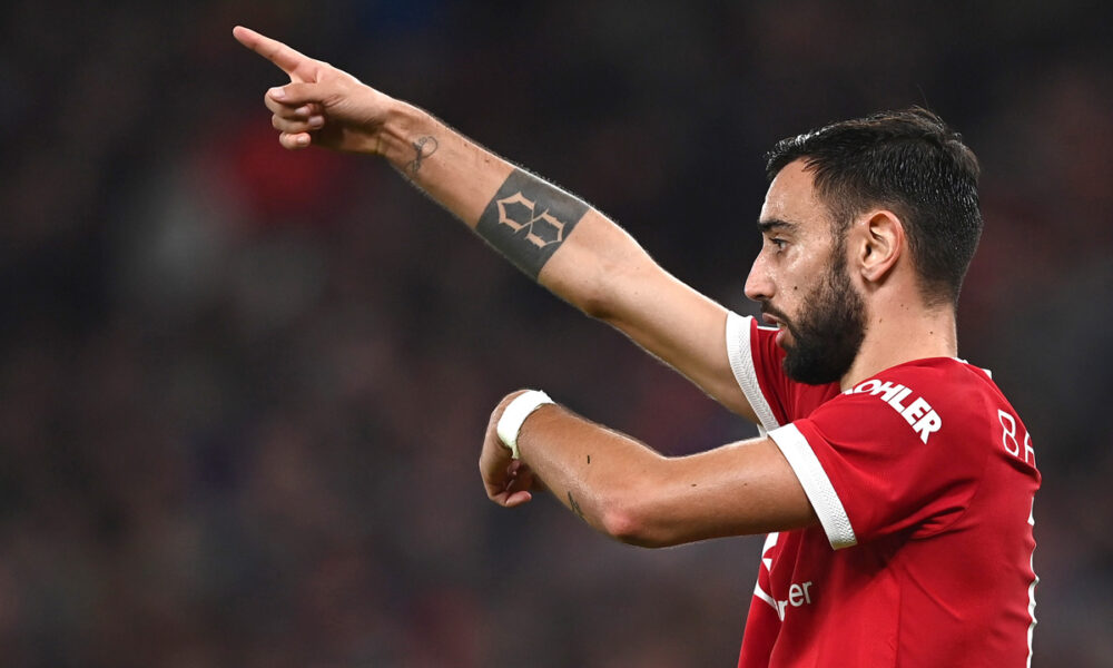 Premier League, follia a Old Trafford: 2 rossi e 3 cambi in 20′. Lo United piega il Chelsea 2-1