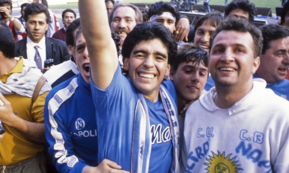 «Presi Diego Maradona in braccio di peso per la vittoria della Coppa Uefa»: i ricordi di Tommaso Starace. McTominay, Mertens, Sarri e Zeman: una vita per il Napoli