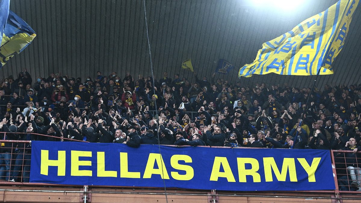 Il Verona conquista la SALVEZZA: i tifosi gialloblu FESTEGGIANO in aeroporto all’arrivo della squadra