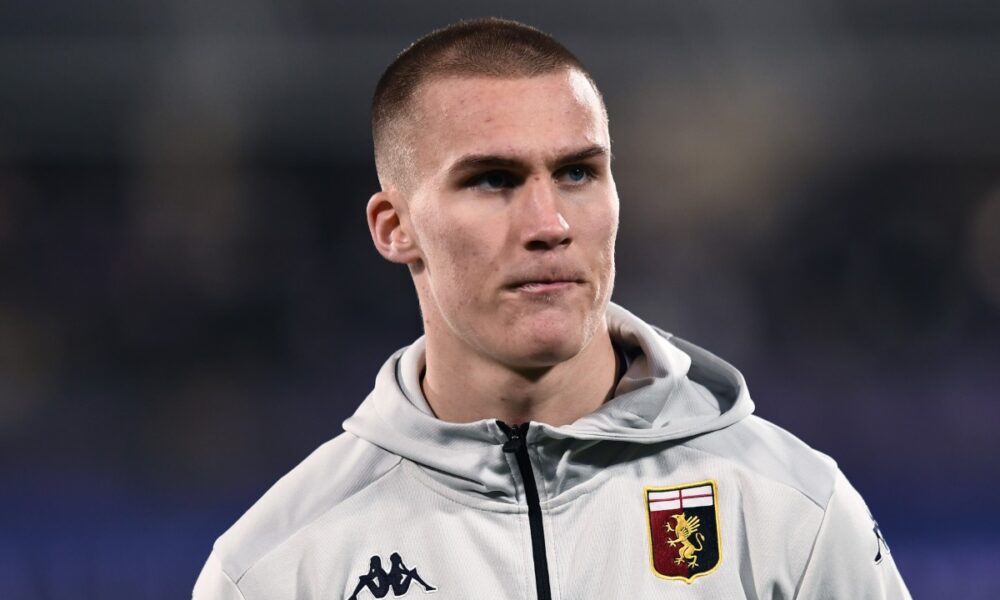 Genoa, Ostigard non ha dubbi: «Malen? Un giocatore molto forte, l’ho osservato nell’ultima partita. Sulla Roma…»