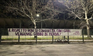 Vlahovic Juve, furia dei tifosi della Fiorentina: striscioni all’esterno del Franchi – FOTO