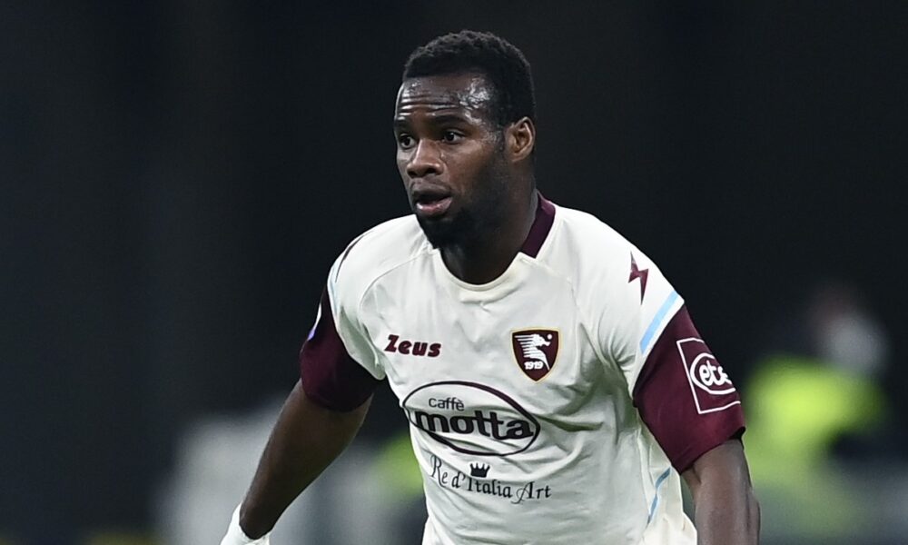 Lecce Coulibaly da la carica nel pre partita: «Contro il Venezia bisogna entrare in campo in questo modo»