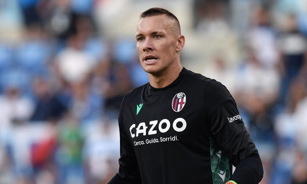 Infortunio Skorupski, tegola per il Bologna: c’è lesione per il portiere! Le sue condizioni e quanto dovrà rimanere fuori