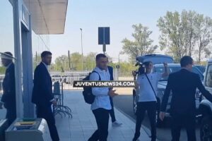 Juventus, Kostic è arrivato a Torino: atterrato all’aeroporto di Caselle – VIDEO