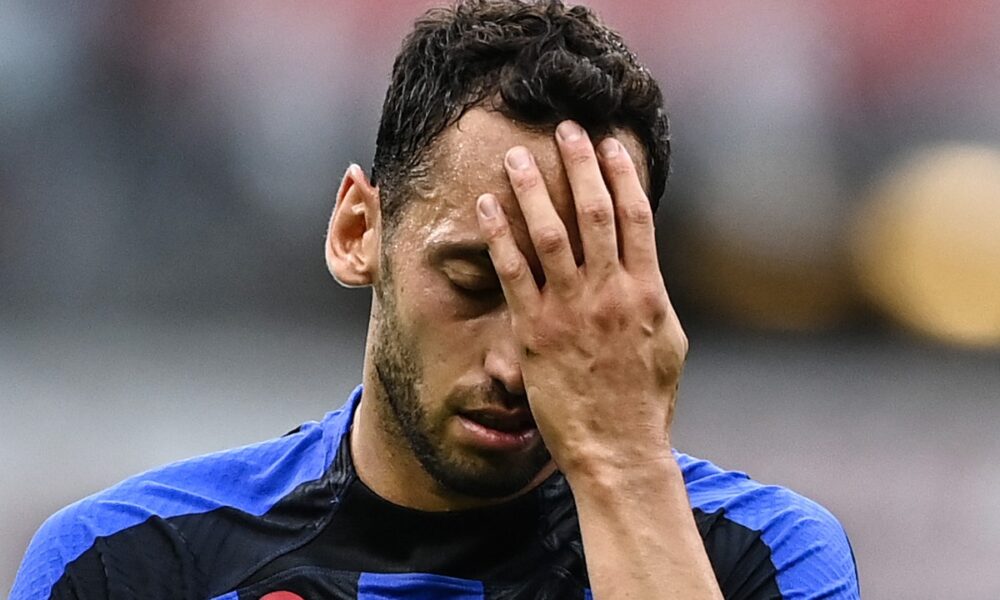 Infortunio Calhanoglu, brutta tegola a San Siro per l’Inter che perde il centrocampista turco dopo appena 9 minuti di gioco contro il Liverpool